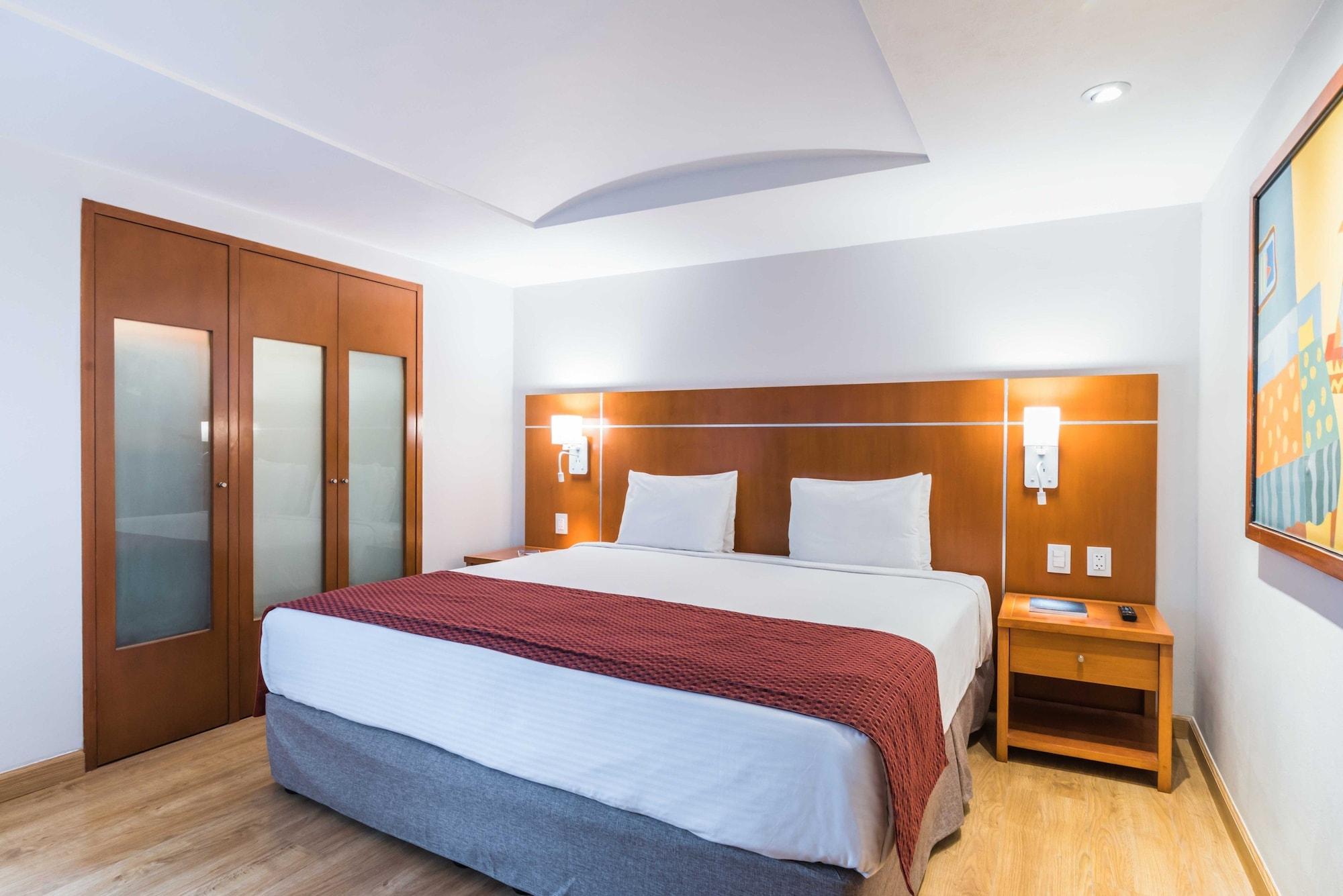 ยูโรสตาร์ โซนา โรซา สวีท Hotel เม็กซิโกซิตี้ ภายนอก รูปภาพ A bedroom at the hotel