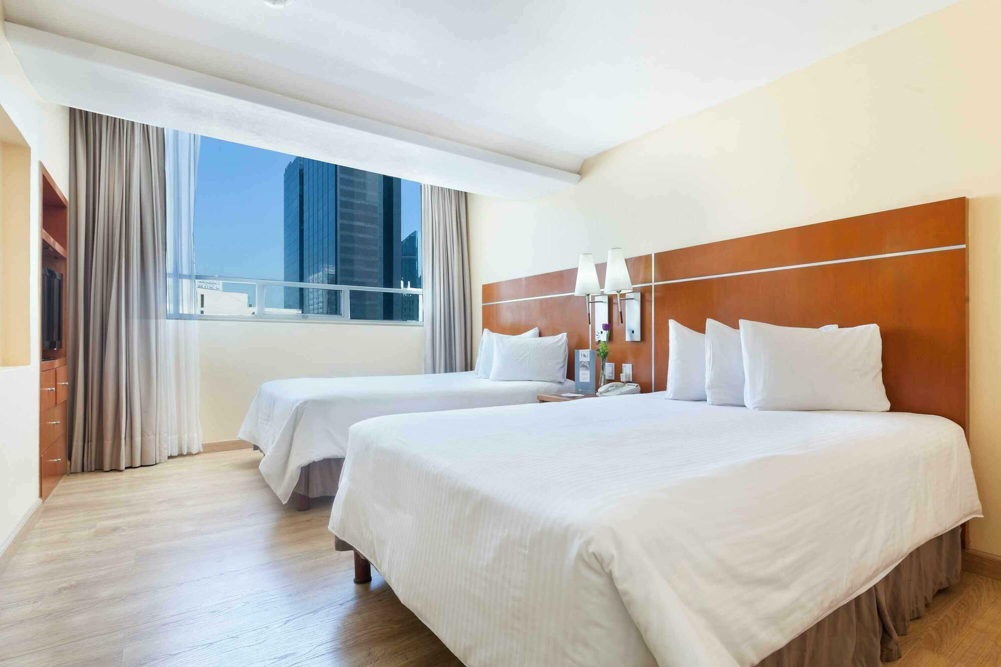 ยูโรสตาร์ โซนา โรซา สวีท Hotel เม็กซิโกซิตี้ ภายนอก รูปภาพ A room at the hotel